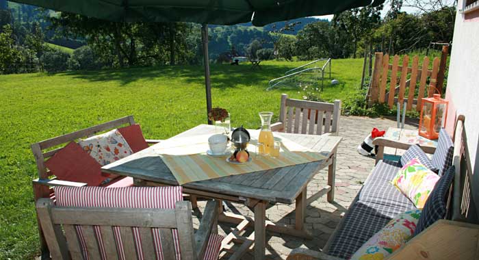 Der gedeckte Tisch auf der Garten-Terrasse